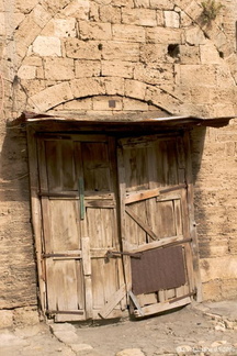 Porte dans le souk de Byblos