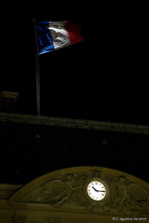Drapeau et horloge au Palais Royal