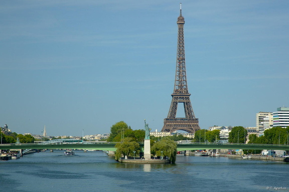 Tour Eiffel, Pont de Grenelle et réplique de la Liberté