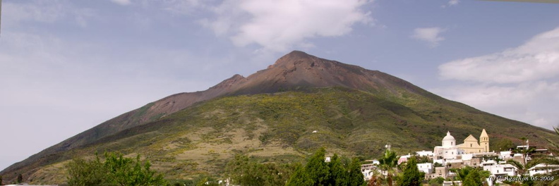 Village de Stromboli au pied du volcan