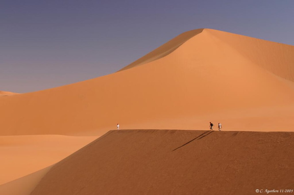Randonneurs et dunes en Libye