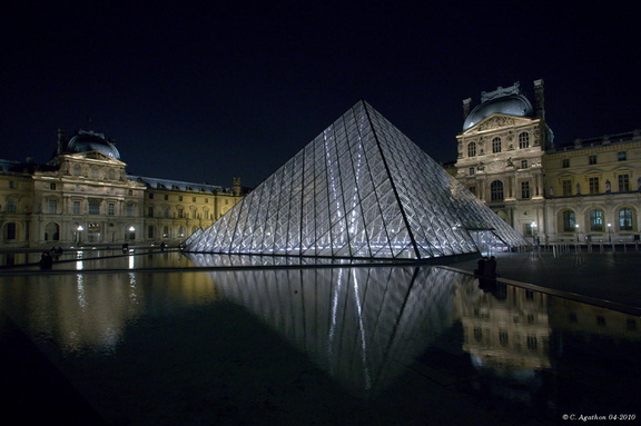 Pyramide et Louvre de nuit