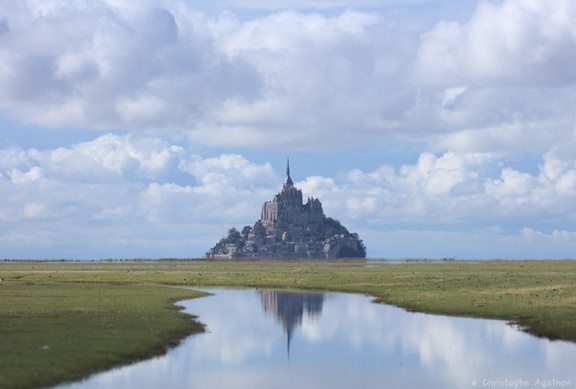 Le Mont-Saint-Michel et son reflet sur les prés salés
