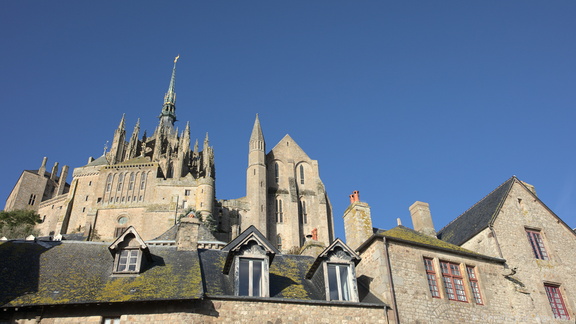 Abbaye du Mont-Saint-Michel au dessus des toits
