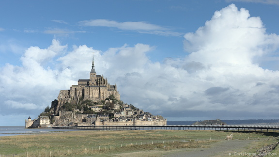 Le pont-passerelle et le Mont-Saint-Michel